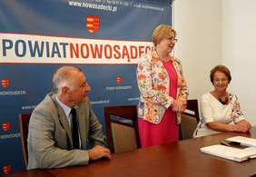 Pokaż zdjęcie: Marek Kwiatkowski, starosta nowosądecki, Marta Mordarska, dyrektor Małopolskiego Oddziału PFRON oraz Maria Gubała, starosta gorlicki