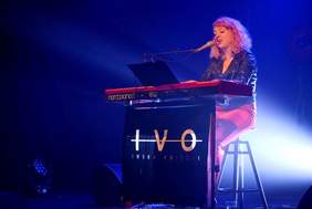 Pokaż zdjęcie: Kobieta grająca na syntezatorze