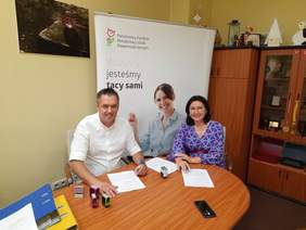 Pokaż zdjęcie: Podpisywanie umowy 