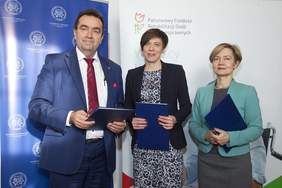 Pokaż zdjęcie: Od lewej: JM Rektor Uniwersytetu Medycznego w Poznaniu – prof. dr hab. Andrzej Tykarski, dyrektor Oddziału Wielkopolskiego PFRON – dr Anna Skupień, Prorektor Uniwersytetu Artystycznego w Poznaniu - prof. dr hab. Bogumiła Jung