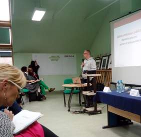 Pokaż zdjęcie: Organizator konferencji pt.: „Społecznie Odpowiedzialne Zamówienia Publiczne” zapisuje na tablicy najistotniejsze wnioski z wystąpień prelegentów