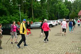 Pokaż zdjęcie: Zajęcia z Nordic Walking w ramach projektu pn. „Żyj Aktywnie”