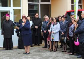 Pokaż zdjęcie: Stanisława Raczkiewicz, Wiceprzewodnicząca Koła PSONI w Tomaszowie Lubelskim, powitała zebranych gości przed budynkiem Tomaszowskiego Domu Kultury