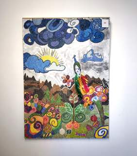 Pokaż zdjęcie: Obraz w orientacji pionowej, wykonany techniką przypominającą mozaikę z koralików lub drobnych elementów. Przedstawia stylizowany, kolorowy pejzaż. Na pierwszym planie widać łąkę z bujnymi, kręconymi kwiatami w odcieniach zieleni, czerwieni i pomarańczu. W centrum stoi stylizowany paw. Na tle gór, w górnej części obrazu, widnieje słońce i chmury, głównie w odcieniach niebieskiego i bieli, wykonane z wyraźnej tekstury.