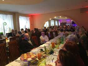 Pokaż zdjęcie: uczestnicy jubileuszu 10- lecia działalności Stowarzyszenia Żeglarzy Niepełnosprawnych KEJA w Łodzi