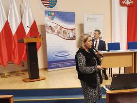 Pokaż zdjęcie: pracownik Oddziału Świętokrzyskiego PFRON Bożena Obara prowadzi prezentacje 