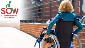 Pokaż zdjęcie: Zdjęcie jest infografiką. Kobieta, siedząca na wózku inwalidzkim, wjeżdża na podjazd przeznaczony dla osób z niepełnosprawnością. W tle widać budynek z czerwonej cegły. W lewym górnym rogu umieszczone jest logo Systemu Obsługi Wsparcia (SOW).  