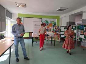 Pokaż zdjęcie: Prelegenci, mężczyzna i dwie kobiety.