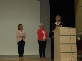 Pokaż zdjęcie: Marta Mordarska Dyrektor Oddziału Małopolskiego PFRON składa podziękowania Pani Teresie Chłoście