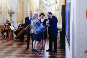 Pokaż zdjęcie: Ludzie odbierają wyróżnienia