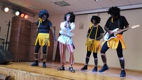 Pokaż zdjęcie: Na scenie czterech artystów ucharakteryzowano na murzynów.