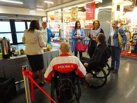 Zwiedzający wystawę podczas oczekiwania na przecięcie wstęgi