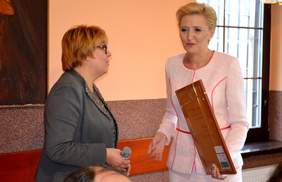 Pokaż zdjęcie: Dyektor Marta Mordarska przekazała Pierwszej Damie podziękowania i gratulacje