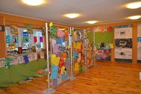 Pokaż zdjęcie: wystawa prac wykonanych przez uczestników projektów