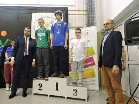 Pokaż zdjęcie: ceremonia wręczania medali zawodnikom 