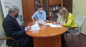 Pokaż zdjęcie: na zdjęciu:pomieszczenie wsiedzibie Oddziału Łódzkiego PFRON, umowę podpisuje właściciel ZPCh BOSS Monika Bartnik w obecności przestawicieli Funduszu - Władysława Skwarki Dyrektora Oddziału Łódzkiego PFRON oraz Przemysława Suligorskiego - Sa