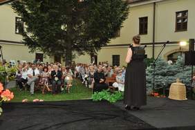 Pokaż zdjęcie: Publiczność podczas występów artystycznych na Koncercie w wirydarzu