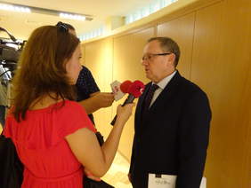 Pokaż zdjęcie: Dyrektor Andrzej Michalski udziela wywiadu 