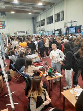 Pokaż zdjęcie: Osoby uczestniczące w Targach Pracy i Edukacji