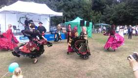 Pokaż zdjęcie: Artyści tańczący na trawie - Warszawa.