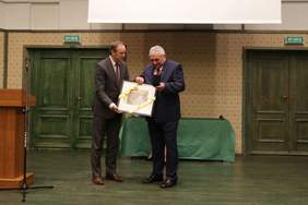 Pokaż zdjęcie: Wręczenie medalu "Ex nihilo nihil fit" Januszowi Gałęziakowi