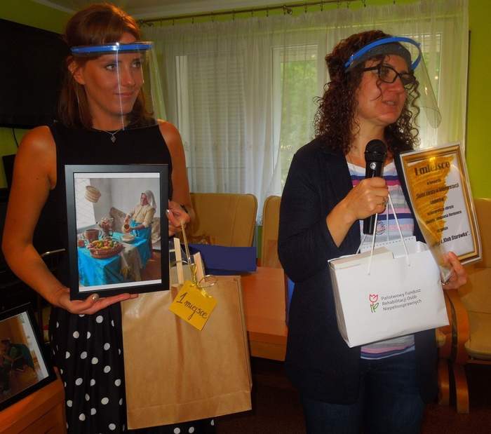 Pokaż zdjęcie: Wręczenie nagród laureatom konkursu pn. „Słynne obrazy w interpretacji seniorów”