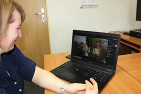 Pokaż zdjęcie: Iwona Osmałek pracownik Oddziału Lubelskiego PFRON podczas lekcji PFRON edukuje