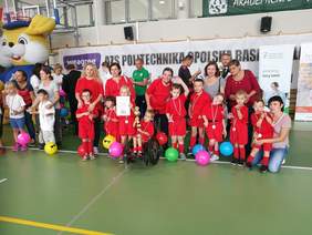 Pokaż zdjęcie: Wręczenie pamiątkowych medali i upominków dla uczestników X Integracyjnego Turnieju Gier i Zabaw dla najmłodszych „Szybciej, razem, dalej”