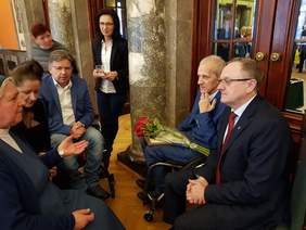 Pokaż zdjęcie: Po uroczystościach był także czas na wspólne rozmowy