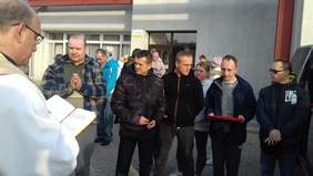 Pokaż zdjęcie: Zadowoleni przyszli użytkownicy busa 