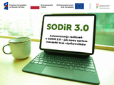 Grafika informacyjna dotycząca SODiR 3.0. Na pierwszym planie znajduje się otwarty laptop stojący na jasnym biurku, a po lewej stronie laptopa ustawiony jest kubek. Na ekranie laptopa widnieje napis: „SODiR 3.0” oraz informacja: „Automatyzacja rozliczeń w SODiR 3.0 – jak nowy system oszczędzi czas użytkowników”. W tle widoczne jest jasne, rozmyte okno oraz zieleń. Grafika utrzymana jest głównie w jasnej, biało-zielonej kolorystyce. W górnej części znajduje się biały pasek z logotypami i oznaczeniami: Fundusze Europejskie na Rozwój Cyfrowy, Rzeczpospolita Polska, „Dofinansowane przez Unię Europejską” wraz z flagą Unii Europejskiej oraz Państwowy Fundusz Rehabilitacji Osób Niepełnosprawnych.