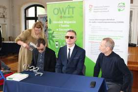 Pokaż zdjęcie: Stoisko informacyjne OWiT i CIDON