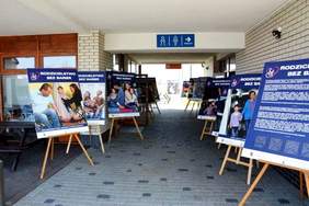 Wystawa zdjęć rodziców z niepełnosprawnością - uczestników kampanii społeczno-informacyjnej „Rodzicielstwo bez barier”