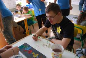 Pokaż zdjęcie: Zajęcia plastyczne w jednym z "Zakątków"