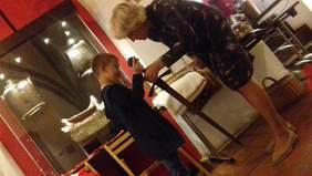 Wizyta w Muzeum Okręgowym w Toruniu. Zdjęcie pochodzi ze zbiorów własnych Toruńskiego Towarzystwa Autyzmu.