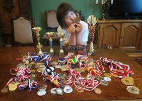 Pokaż zdjęcie: Agnieszka Kociołek z kolekcją medali i pucharów