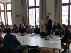 Pokaż zdjęcie: prowadzenie szkolenia przez Przemysława Suligorskiego - Specjalistę ds. współpracy z administracją publiczną
