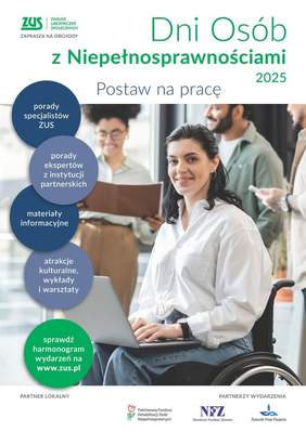 Pokaż zdjęcie: Usmiechnięta kobieta na wózku inwalidzkim, ubrana w białą koszulę, na kolanach trzyma laptop. W tle kilka innych osób zajętych rozmową. Nad zdjęciem napis Dni osób z Niepełnosprawnościami 2025 Postaw na pracę. W lewym górnym rogu logo Zakładu Ubezpieczeń Społecznych