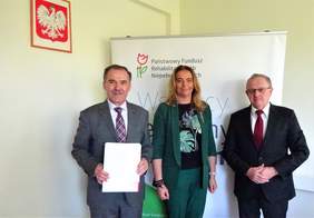 Pokaż zdjęcie: Andrzej Jabłoński wicestarosta ostrowiecki oraz Andrzej Michalski dyrektor Oddziału Świętokrzyskiego PFRON w siedzibie funduszu podpisali umowę w ramach „Programu wyrównywania różnic między regionami III” w obszarze B.