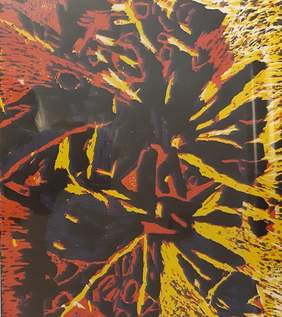 Pokaż zdjęcie: Po obu stronach nierówne, poziome, w kierunku środka szlaczki, Po prawej w kolorze koniakowym (pomarańcz zmieszana z delikatnym dodatkiem czerwieni), a po lewej odcień ciemnego żółtego wpadającego w pomarańcz. Środek wypełniony grafitem.