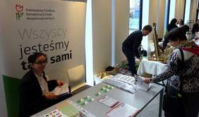 Pokaż zdjęcie: Stoisko informacyjne Oddziału Wielkopolskiego PFRON w ramach Forum