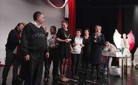 Pokaż zdjęcie: Marta Mordarska,dyrektor Małopolskiego Oddziału PFRON wręcza nagrodę główną zwycięzcom ze Środowiskowego Domu Samopomocy w Żegocinie