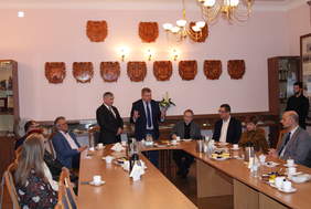 Pokaż zdjęcie: Powitanie przez starostę Powiatu Gliwickiego Waldemara Dombek 