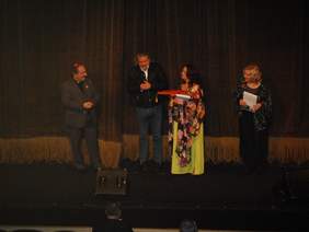 Pokaż zdjęcie: Anna Dymna - prezes Fundacji "Mimo wszystko", Ks. Tadeusz Isakowicz – Zaleski oraz artystka Lidia Jazgar po raz kolejny odebrali od dyrektora Krzysztofa Głuchowskiego klucz do Teatru im. Juliusza Słowackiego