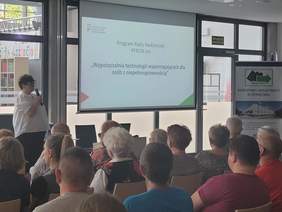 Pokaż zdjęcie: Pełna sala uczestników, którzy słuchają wykładu przedstawiciela PFRON