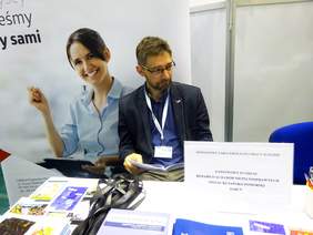 Stoisko Kujawsko-Pomorskiego Oddziału PFRON - sam. specjalista ds. wsparcia i współpracy z pracodawcamiów z pracodawcami - Michał Bohuszko