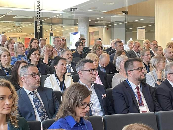 Pokaż zdjęcie: Uczestnicy spotkania, w tym Dyrektor Oddziału Lubuskiego PFRON, siedzą i słuchają wykładu, wszyscy są ubrani odświętnie