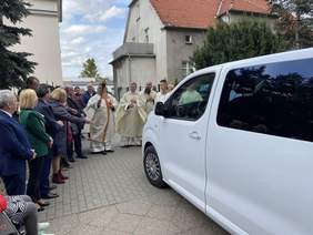 Poświęcenie nowego samochodu dla WTZ-u