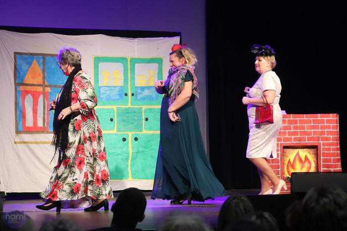 Na scenie występują artystki - 3 kobiety 