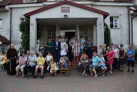 Pokaż zdjęcie: Wspólne zdjęcie wszystkich uczestników uroczystości